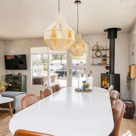 6 Person In Hojslev-by Traum