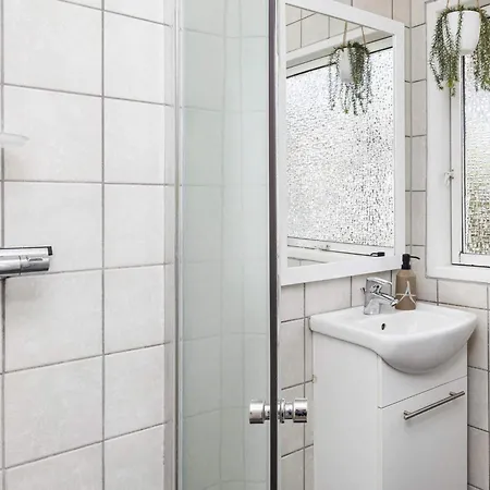 6 Person In Hojslev-by Traum