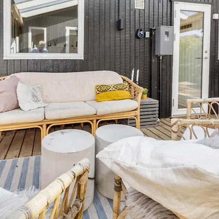 6 Person In Hojslev-by Traum