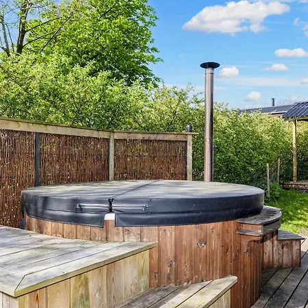 6 Person In Hojslev-by Traum