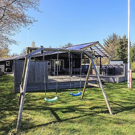 6 Person In Hojslev-by Traum