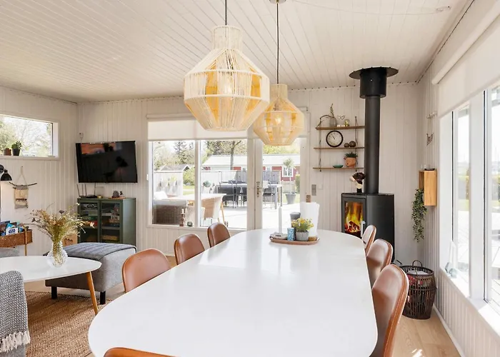 6 Person In Hojslev-by Traum